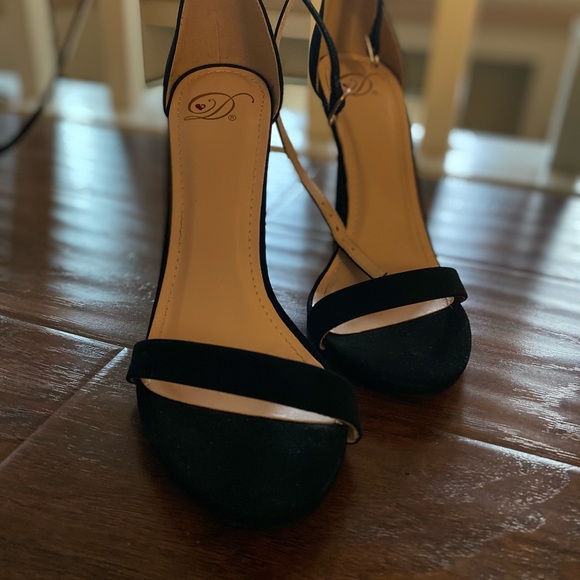 Black heels - Picture 2 of 2